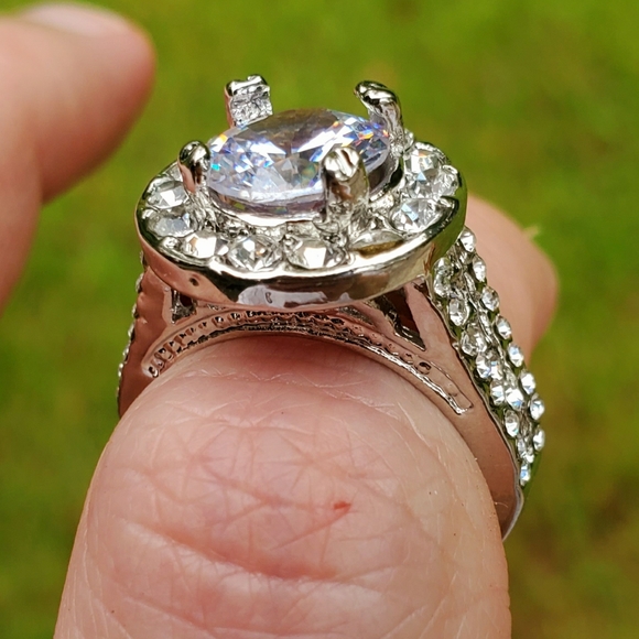 Refracting Light Round Cut Diamond Gem Ring Size 7 - Picture 6 of 10